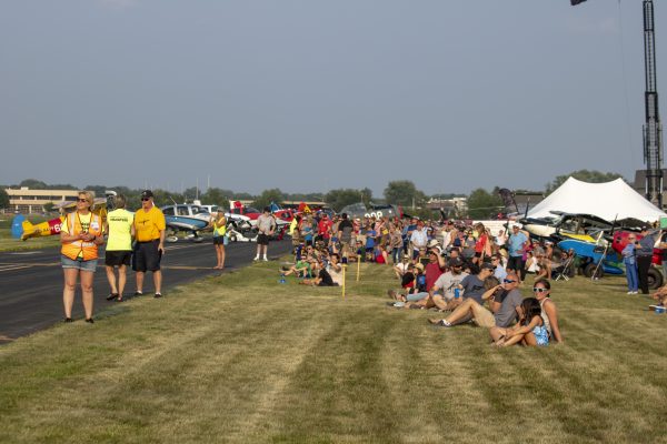 a crowd of people sitting on the side of a road.